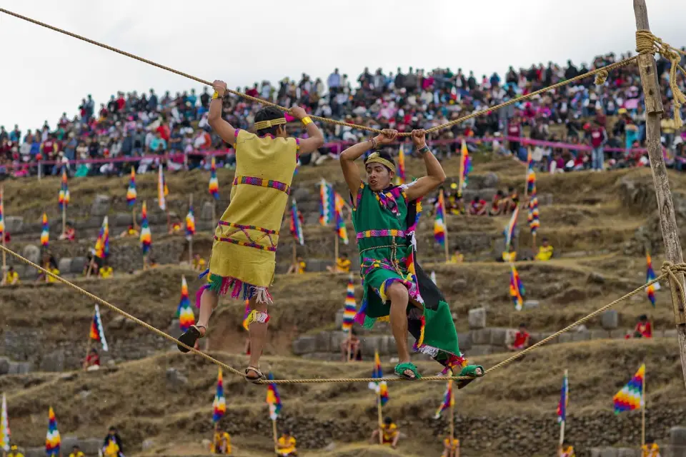 El huarachicuy en Sacsayhuamán 