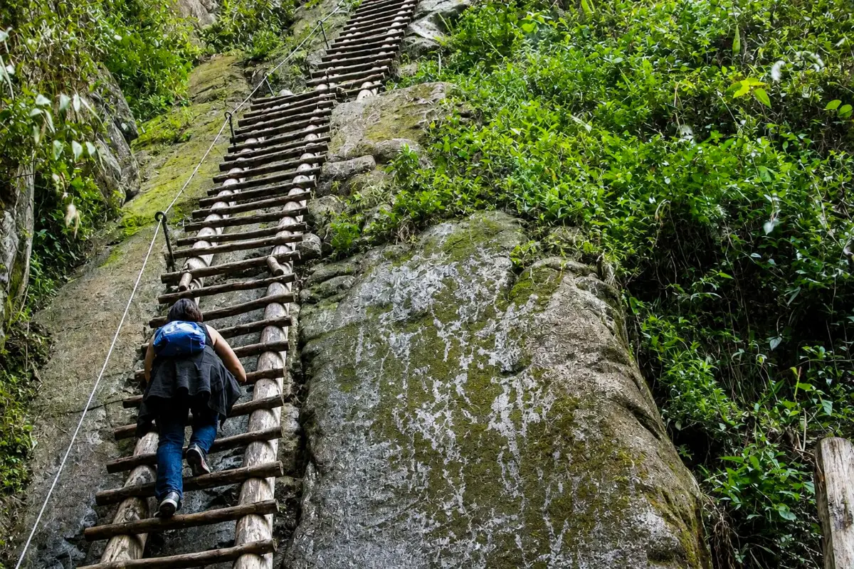 Ascenso por las escaleras de Putucusi | Trekero