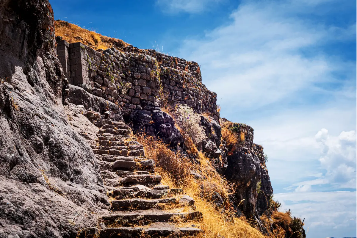 Escaleras de piedra en Waqrapukara | Trekero
