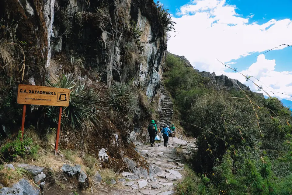 Las escalinatas en Sayacmarca