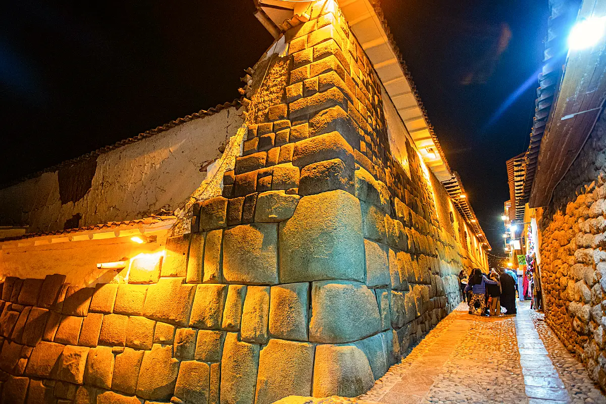 Esquina del muro inca de Hatun Rumiyoc de noche | Trekero