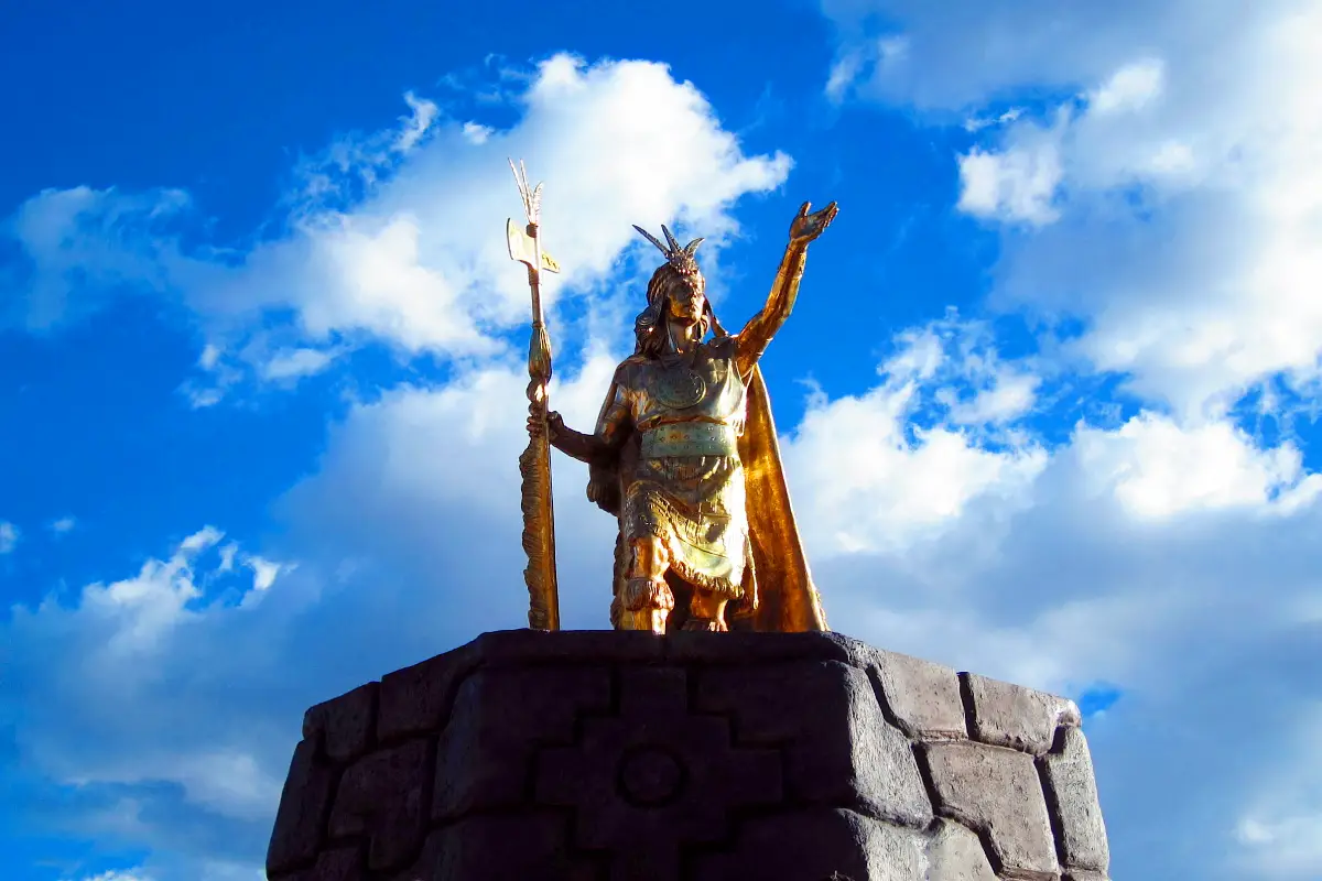Estatua del Inca Pachacútec en Cusco | Trekero