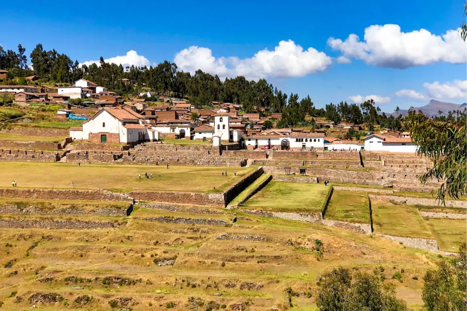 Plaza inca en Centro Arqueológico de Chinchero 