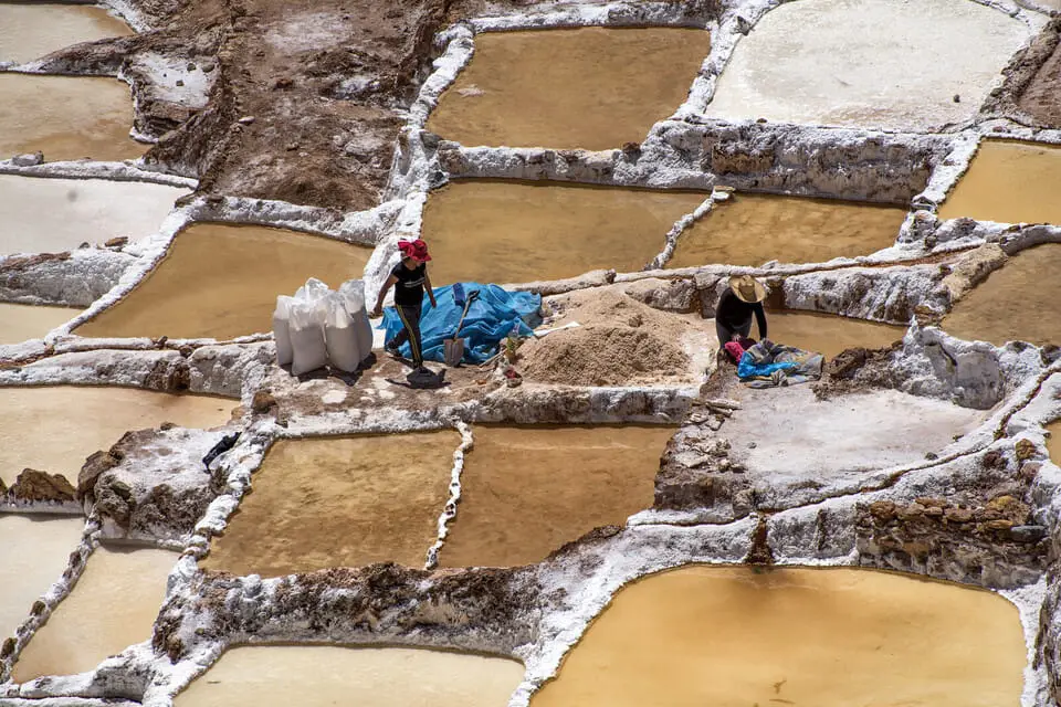 Extracción en las Salineras de Maras