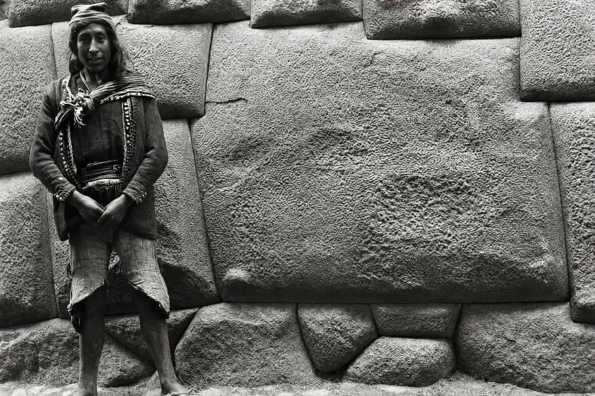 Retrato antiguo junto a la Piedra de los Doce Ángulos | Trekero