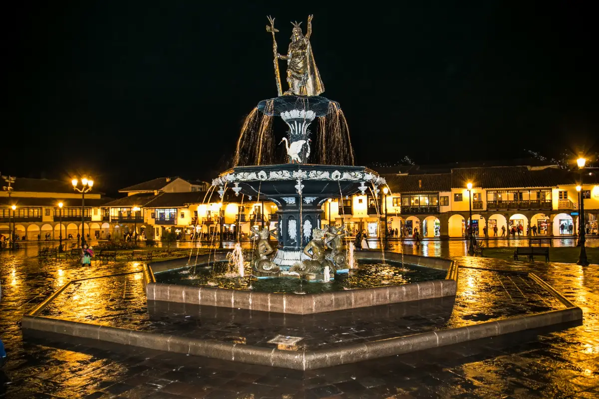 Fuente de la Plaza de Armas de Cusco de noche | Trekero