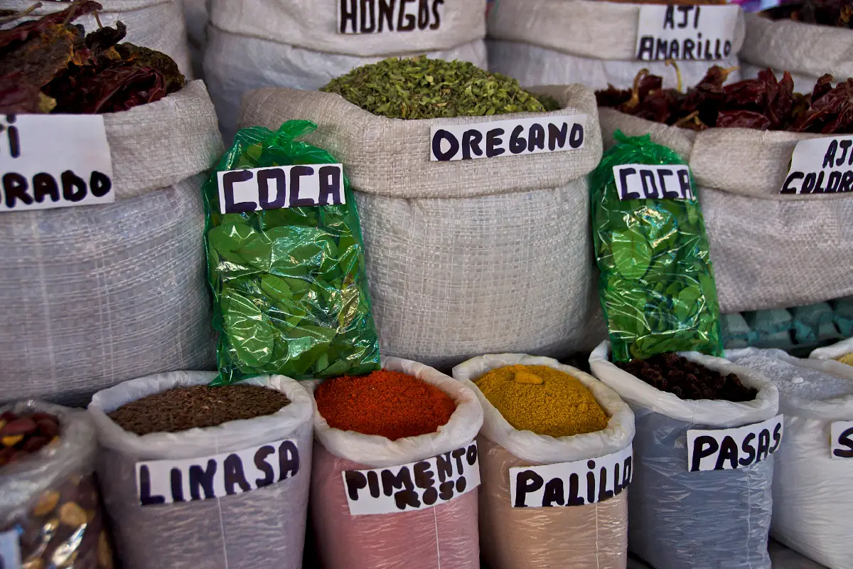Hoja de coca en un mercado de Cusco | Trekero