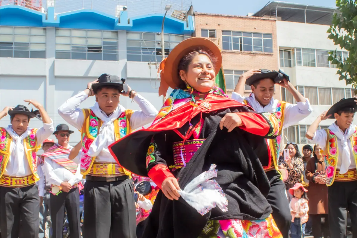 Huayno peruano en una celebración tradicional | Trekero