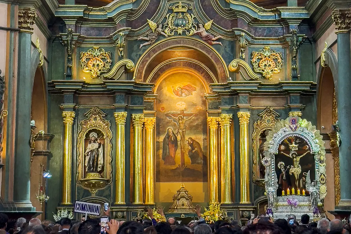 Altar del Señor de los Milagros | Trekero