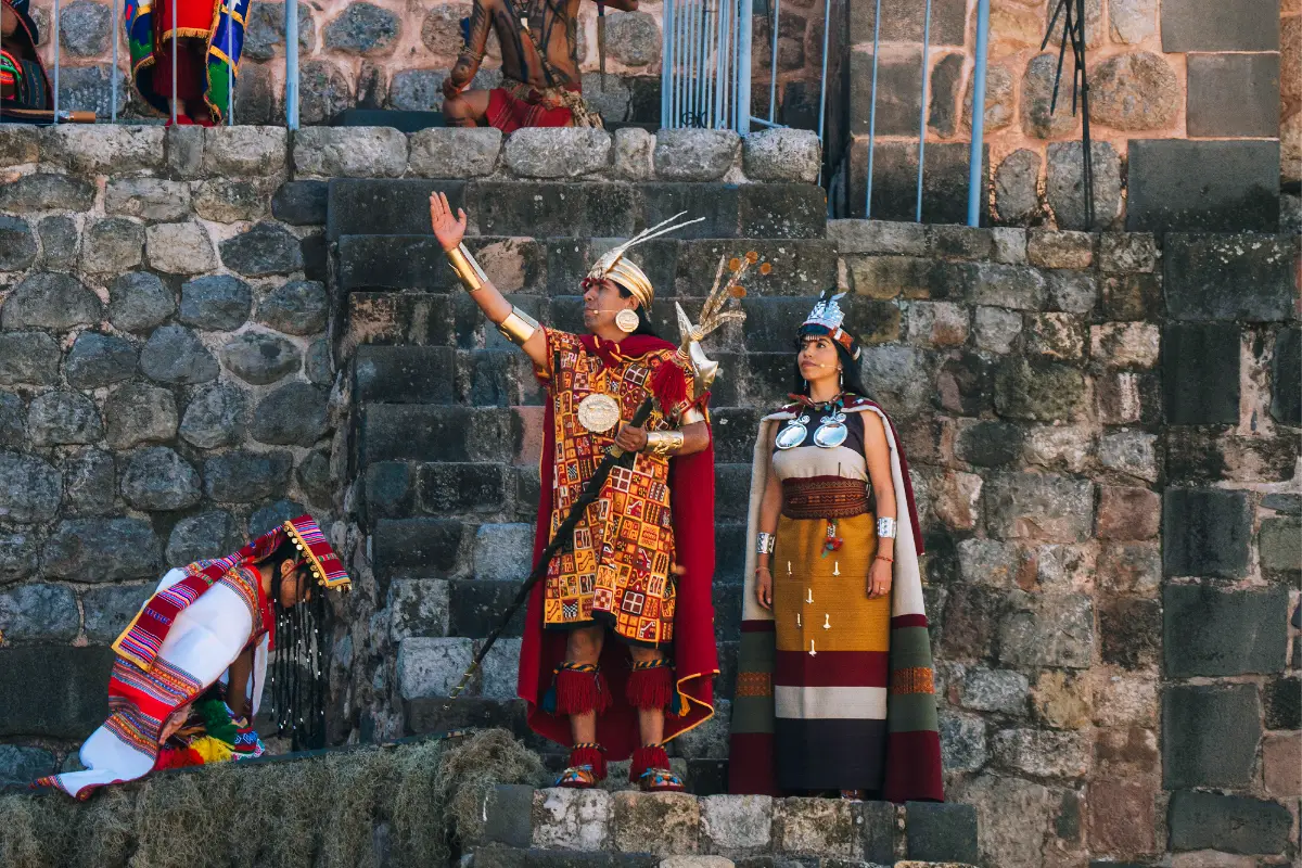Representación del Inca y la Qoya durante el saludo al Sol en el Inti Raymi del Coricancha