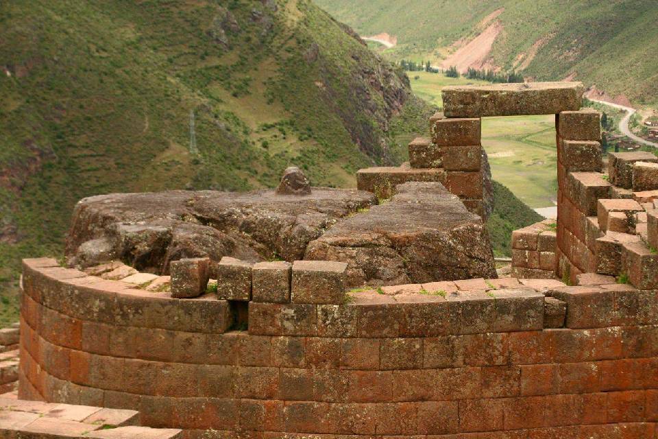 Intihuatana en Pisac con puerta incaica