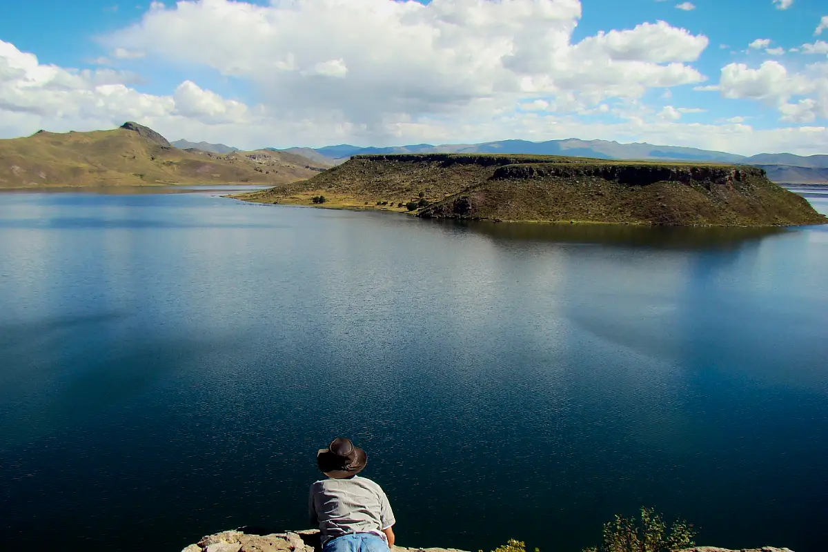 Viajero frente a la isla Umayo, Puno