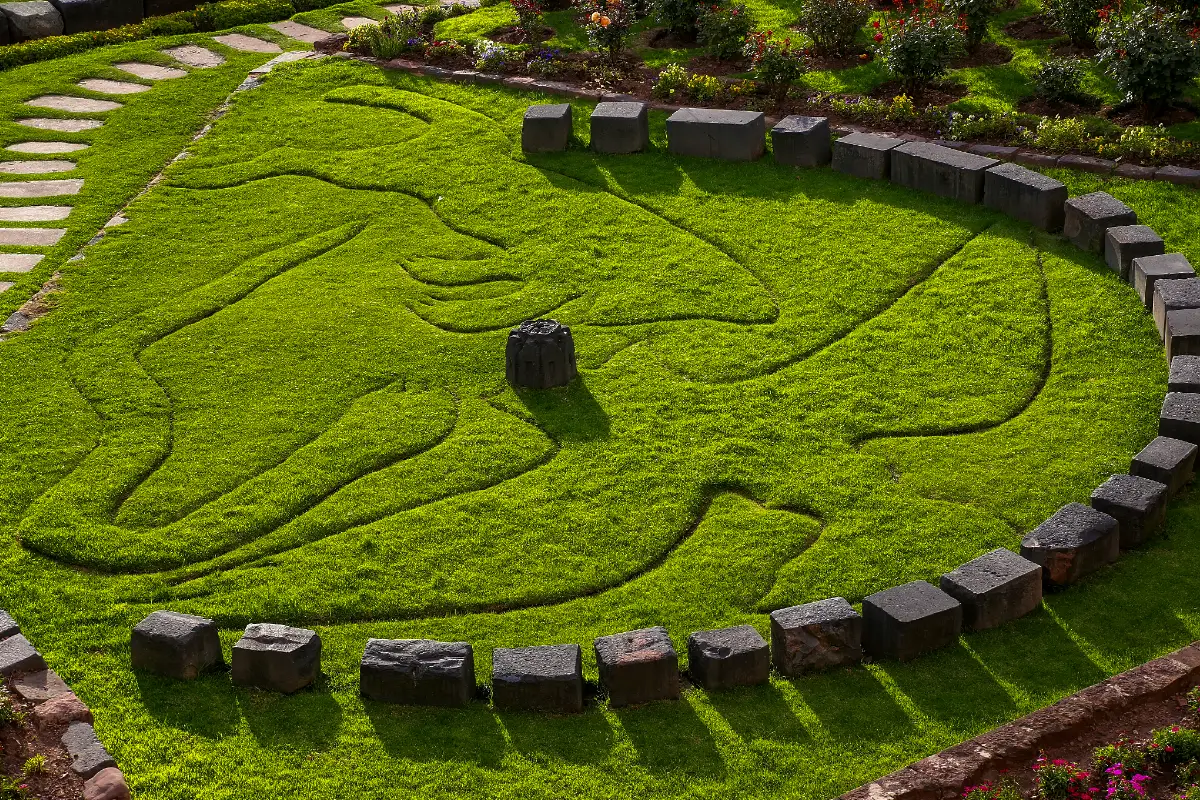 Figuras del cóndor, puma y serpiente delineadas en el césped del jardín del Qoricancha