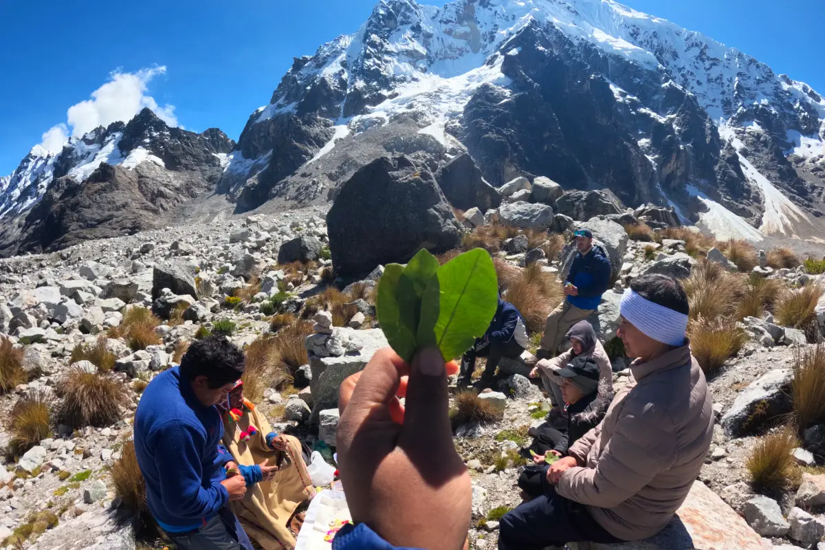 Kintu ofrecido a la Pachamama para el cuidado durante el camino | Trekero