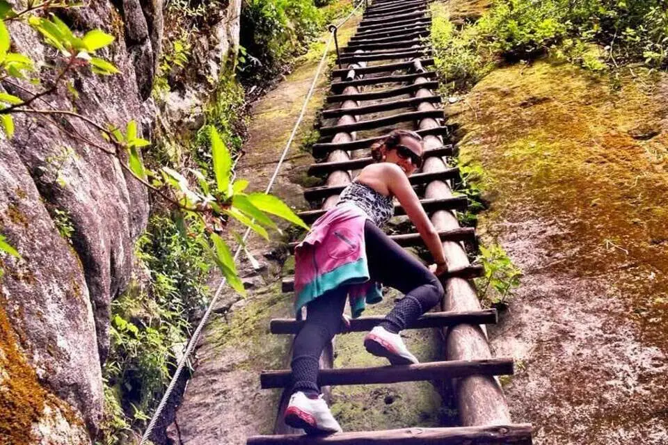 Escaleras de bambu en Putucusi