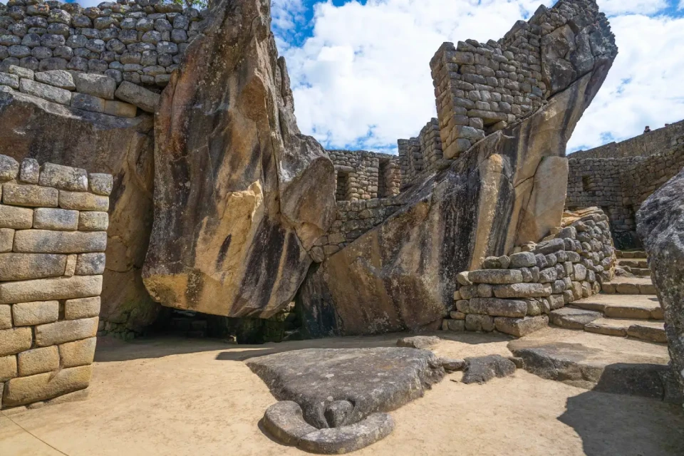 Templo del Cóndor en Machu Picchu accesible con entradas a Machu Picchu del Circuito 3