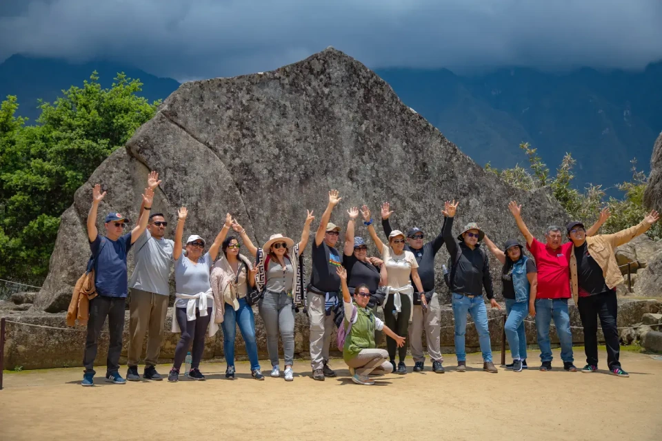 entradas a Machu Picchu –  grupo de turistas visitando la Roca Sagrada (Circuito 2 y 3)