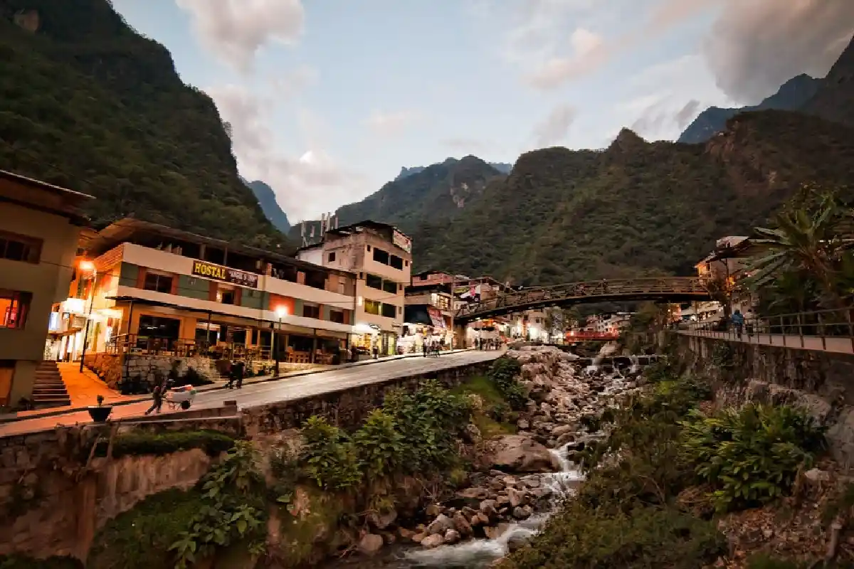 Machu Picchu Pueblo de noche | Trekero