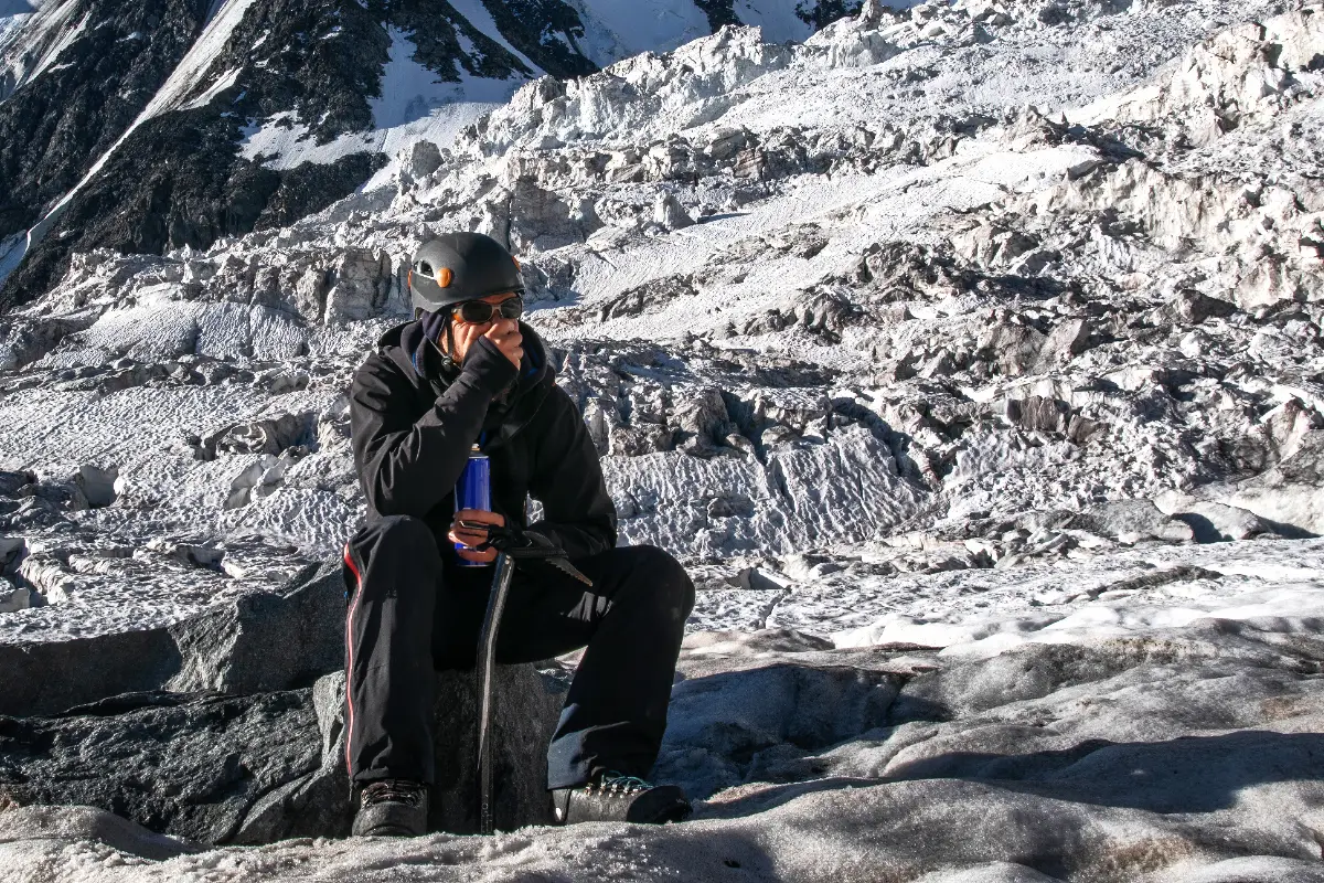 Descanso por mal de altura durante una caminata andina | Trekero