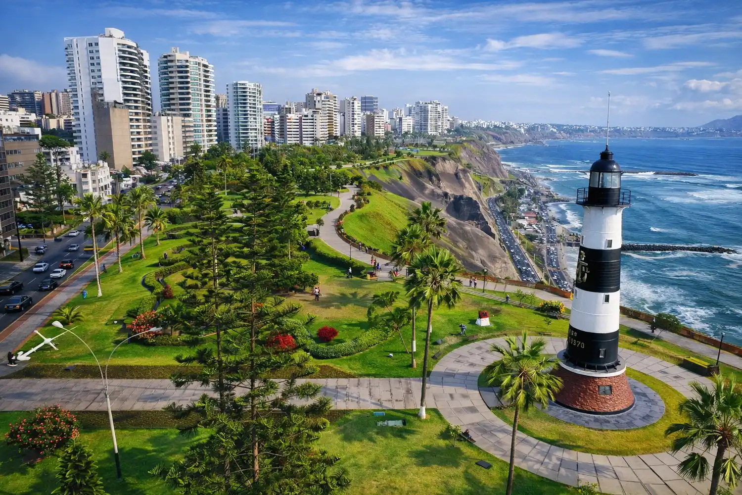 Faro de Miraflores con vista al mar