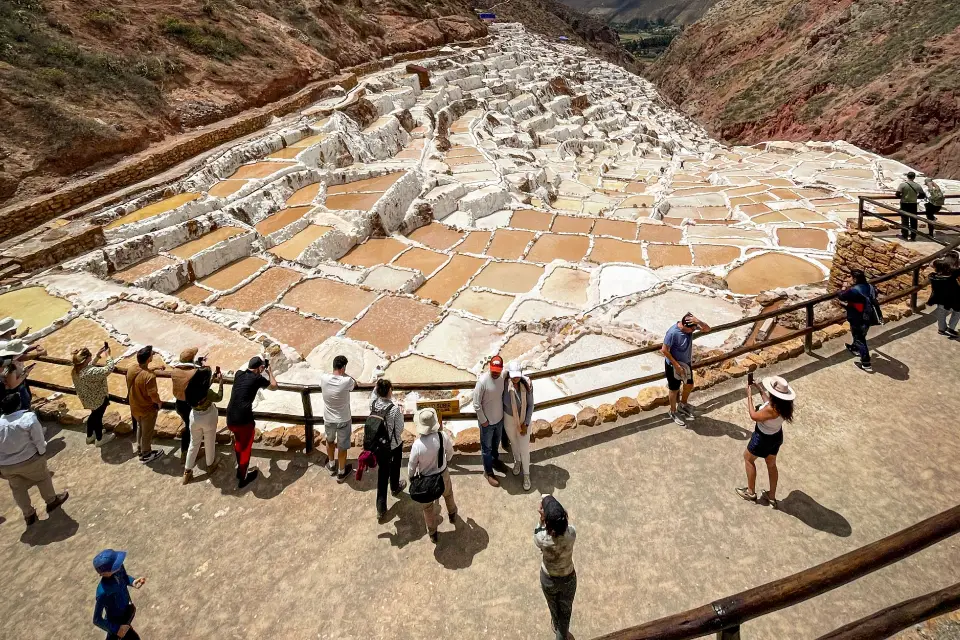 Turistas en las Salineras de Maras 