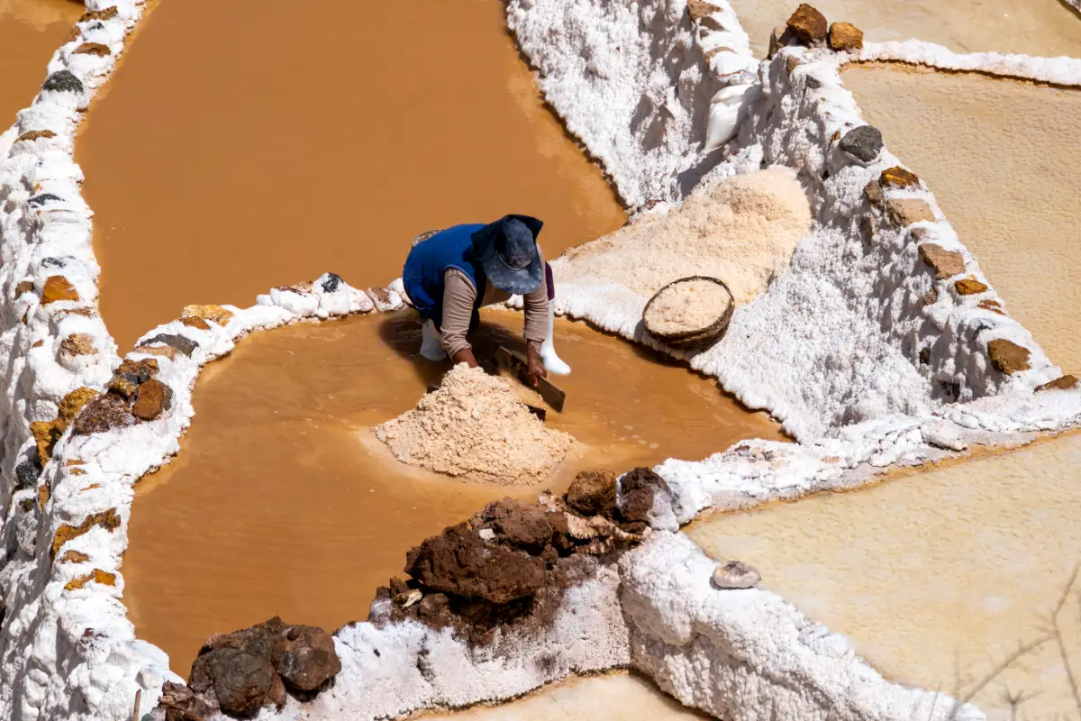 Cosecha de sal en las Salineras de Maras | Trekero