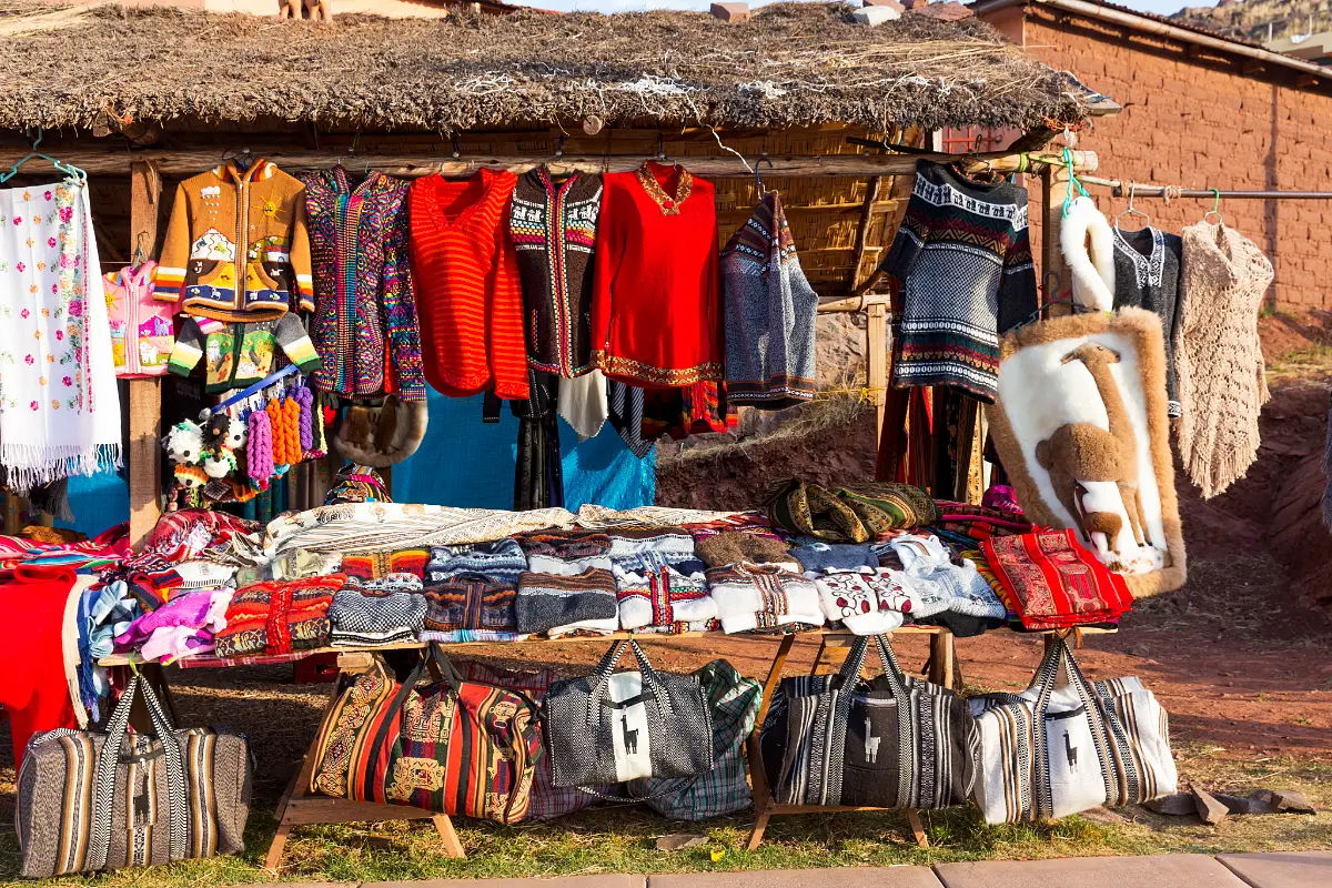 Puesto de tejidos y bolsos en Sillustani