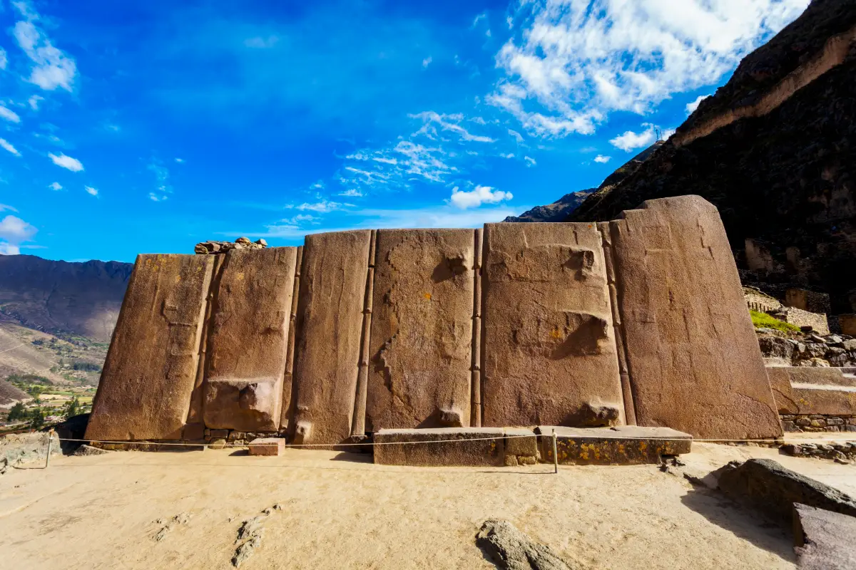 Muro de los Seis Monolitos del Templo del Sol | Trekero