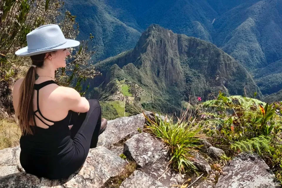 Turista sentada en la montaña Machu Picchu - montaña machu picchu vs huayna picchu