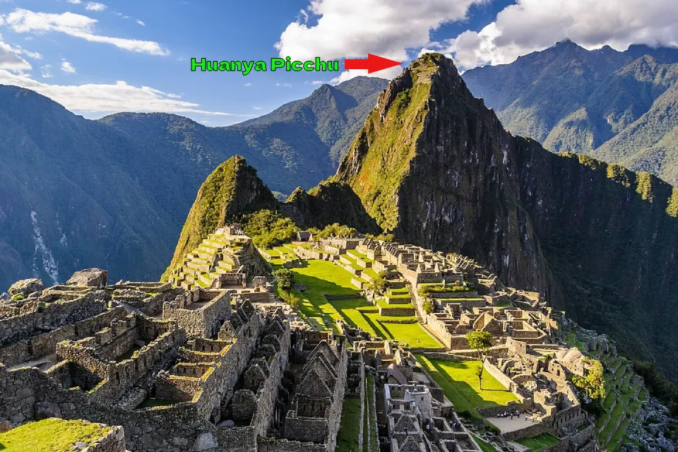 Ciudadela inca de Machu Picchu con la Montaña Huayna Picchu al fondo - montaña machu picchu vs huayna picchu