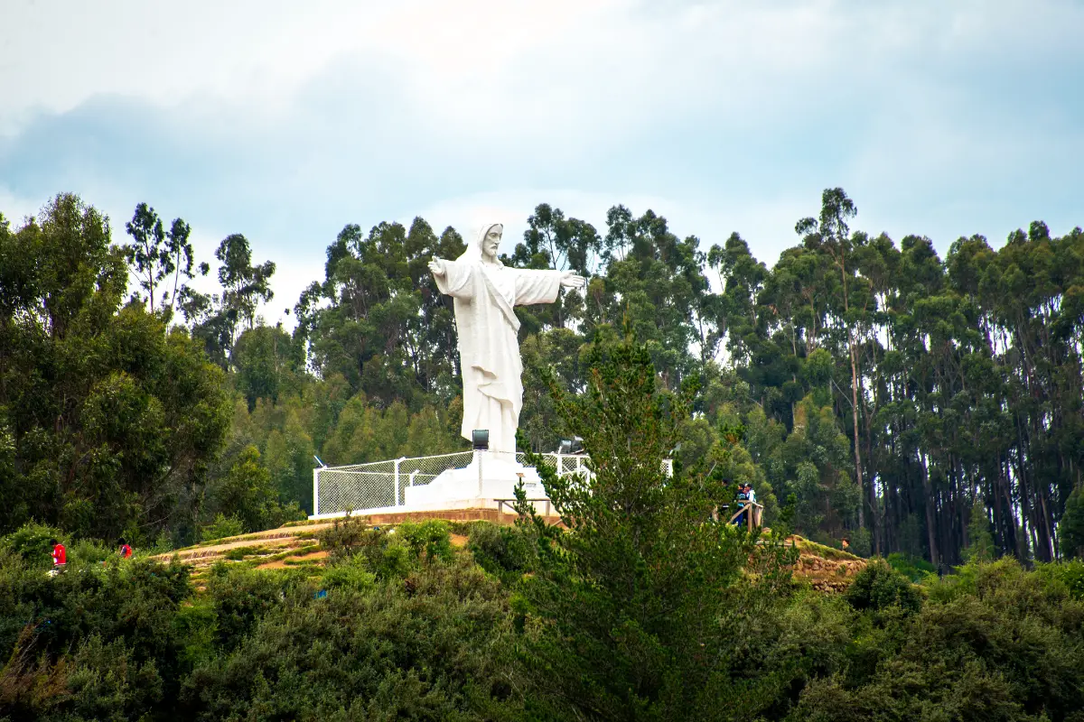 Monumento del Cristo Blanco sobre Puka Moqo | Trekero