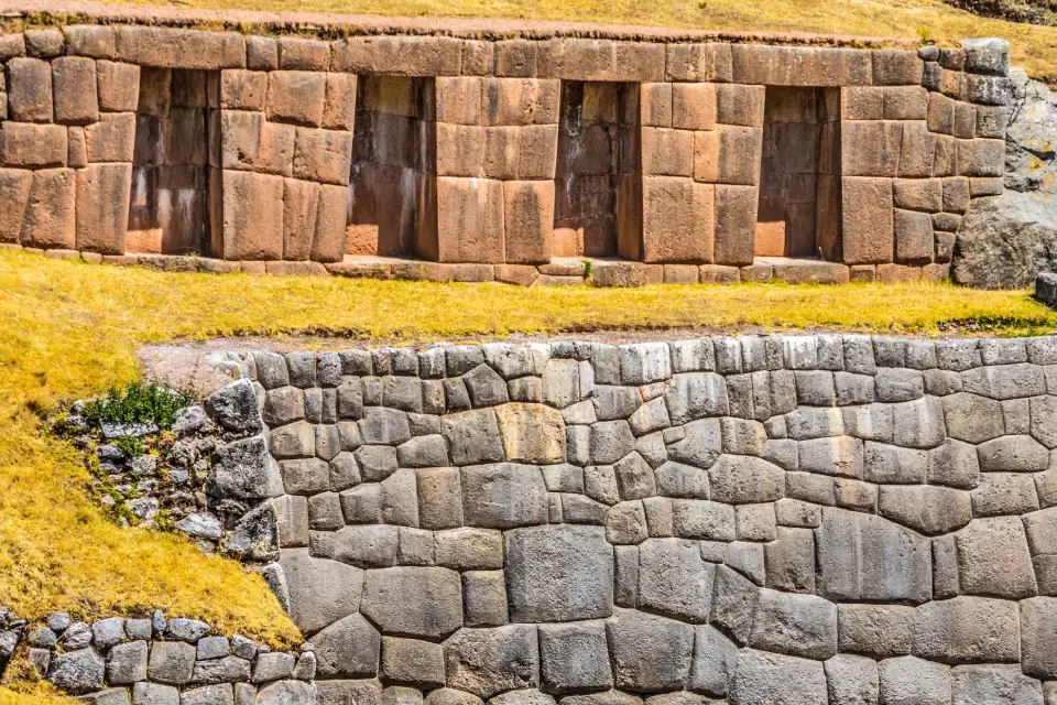 El muro de las cuatro hornacinas