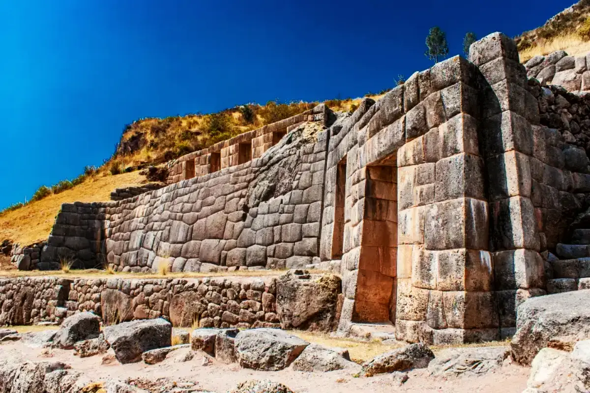 Muros de piedra del complejo arqueológico de Tambomachay | Trekero