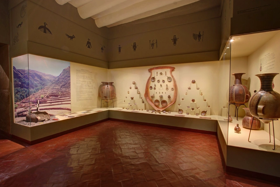Exposición de cerámica ancestral en museos de Cusco
