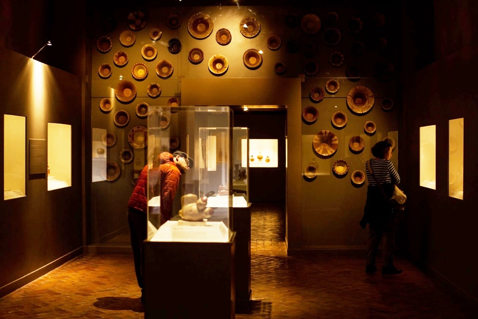 Sala del Museo de Arte Precolombino, uno de los museos en Cusco