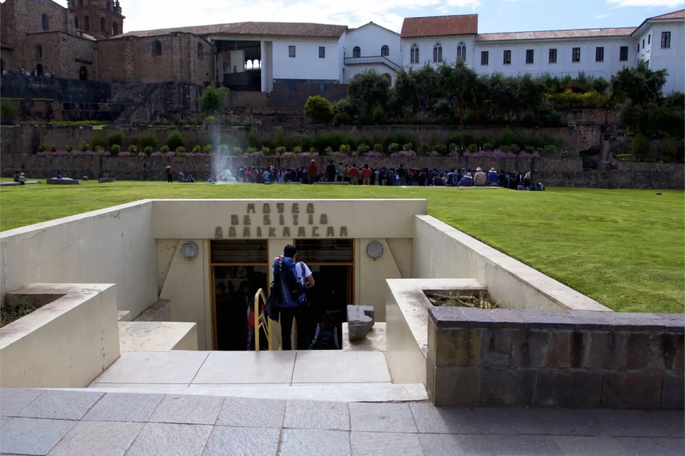 Entrada al Museo de Sitio Qorikancha, uno de los museos en Cusco