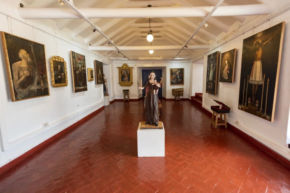 Sala de exposición en el Museo de Arte Contemporáneo, uno de los museos en Cusco