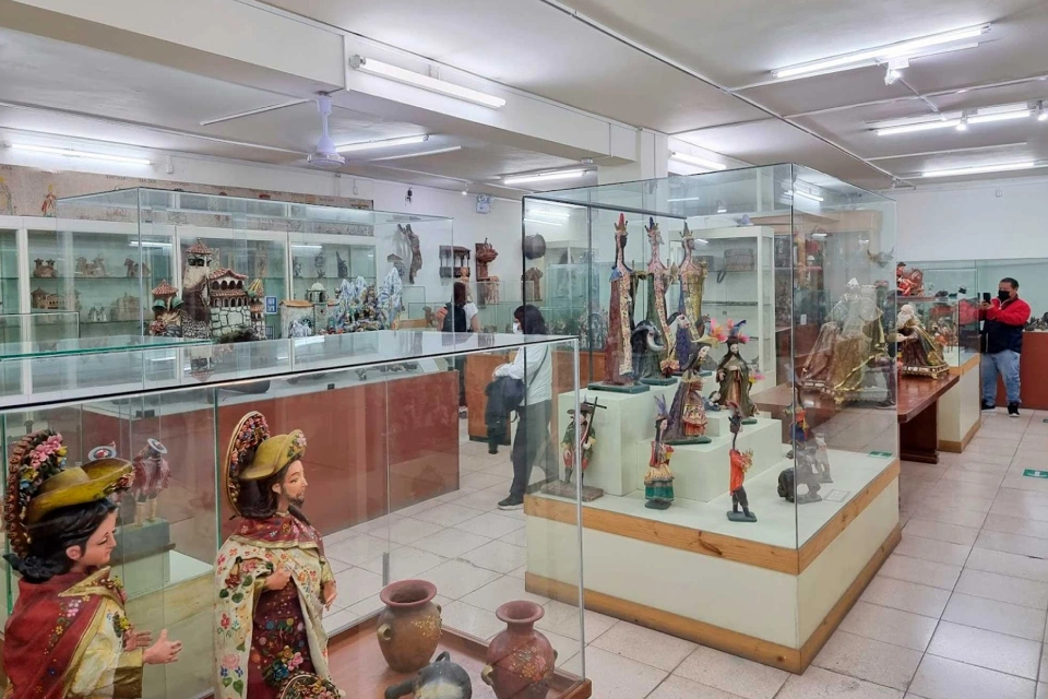 Piezas artesanales exhibidas en el Museo de Arte Popular, uno de los museos en Cusco