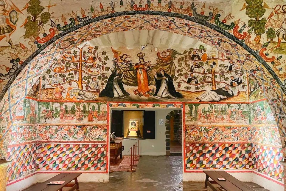 Interior del Museo de Santa Catalina en Cusco, con impresionantes murales coloniales. Uno de los museos en Cusco