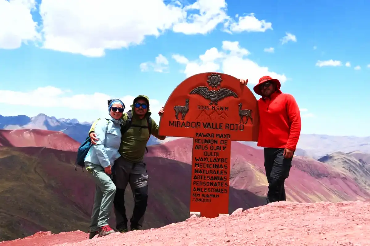 Visitantes en el mirador del Valle Rojo | Trekero