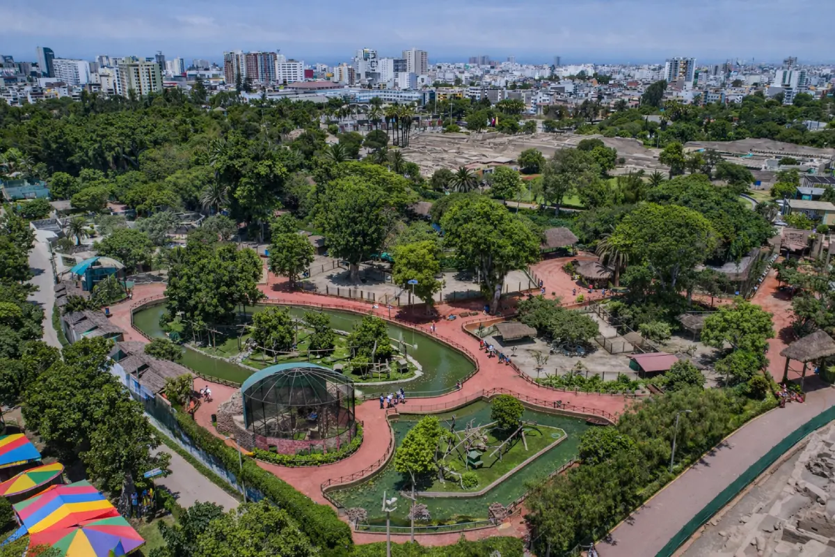 vista aérea del Parque de las Leyendas con áreas verdes y recintos