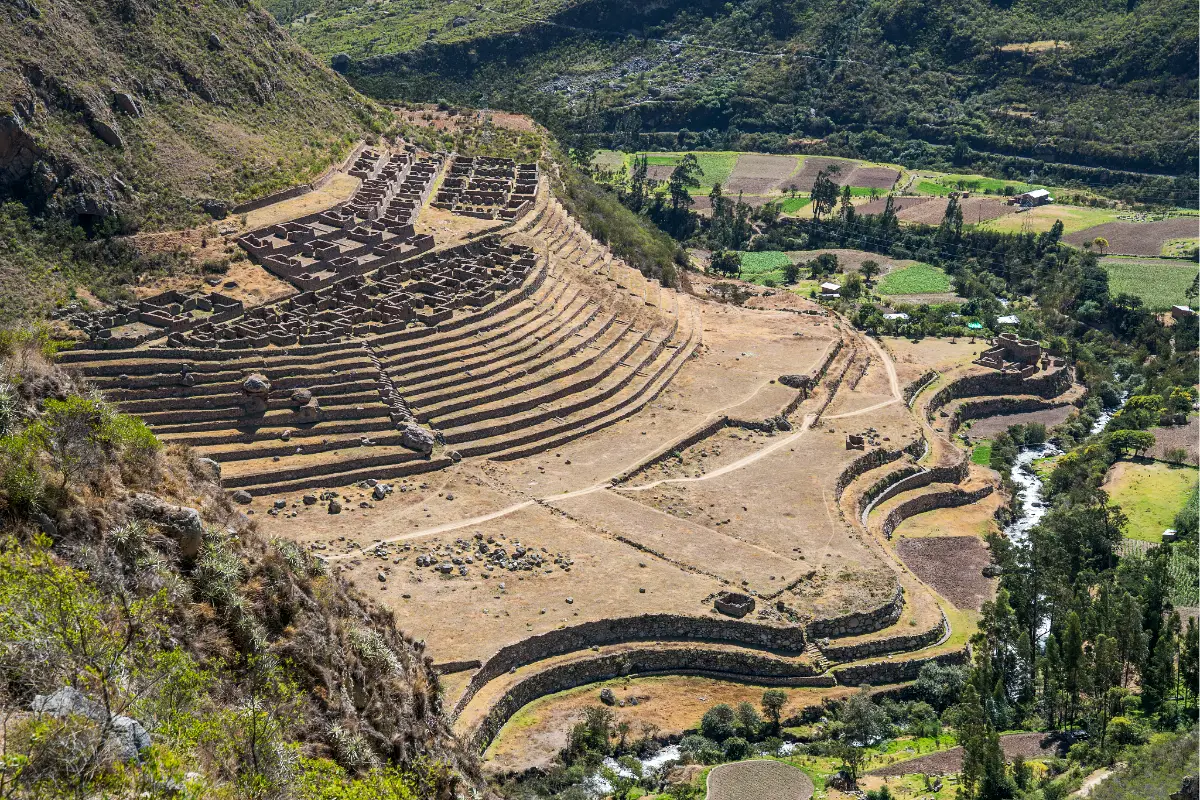 Andenes y recintos incas de Patallacta con Pulpituyoc y el río Cusichaca al fondo