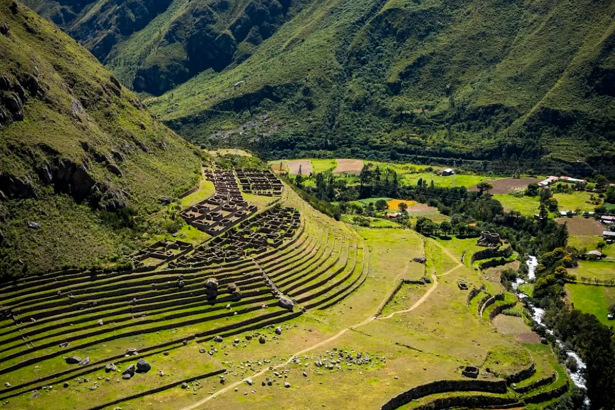 Andenes agrícolas y recintos de piedra de Patallacta rodeados de montañas y campos de cultivo