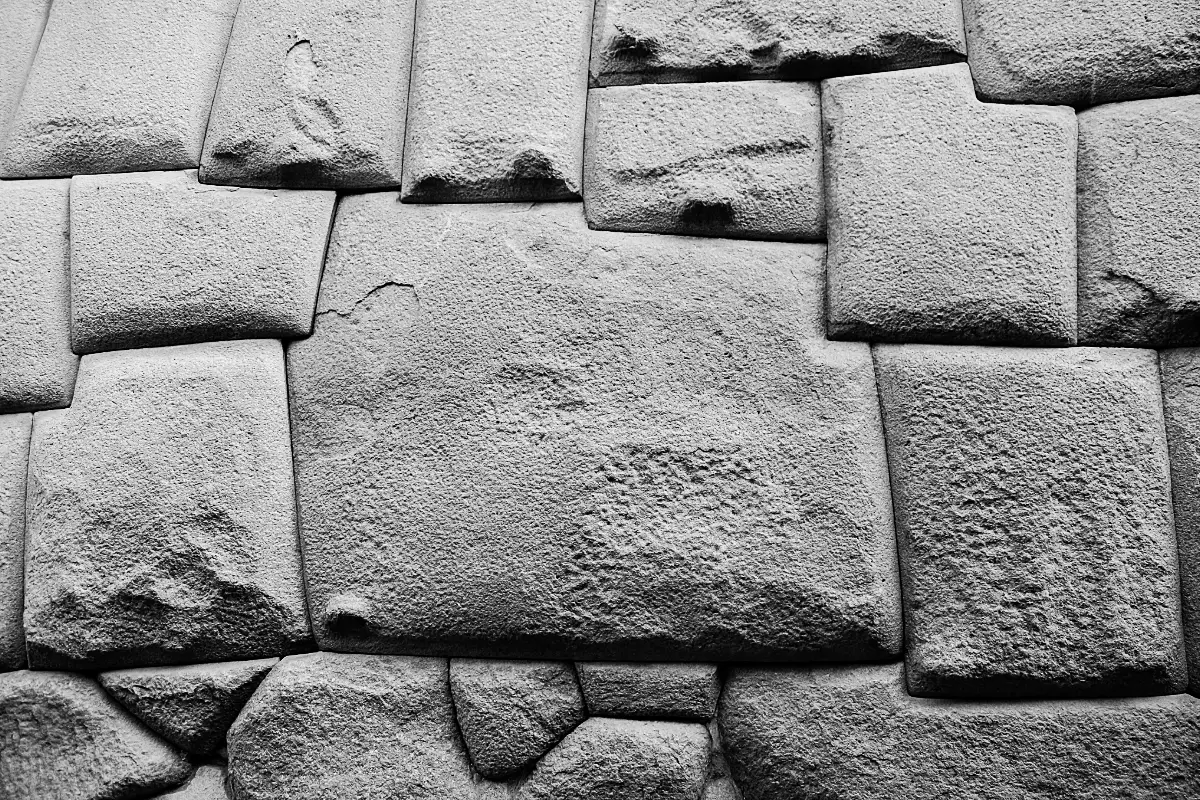 Piedra de los Doce Ángulos en blanco y negro | Trekero
