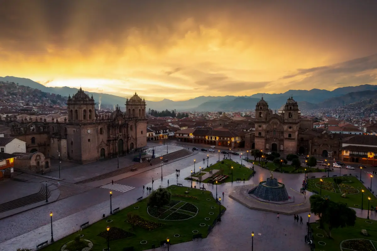 Vista panorámica de la Plaza de Armas de Cusco | Trekero
