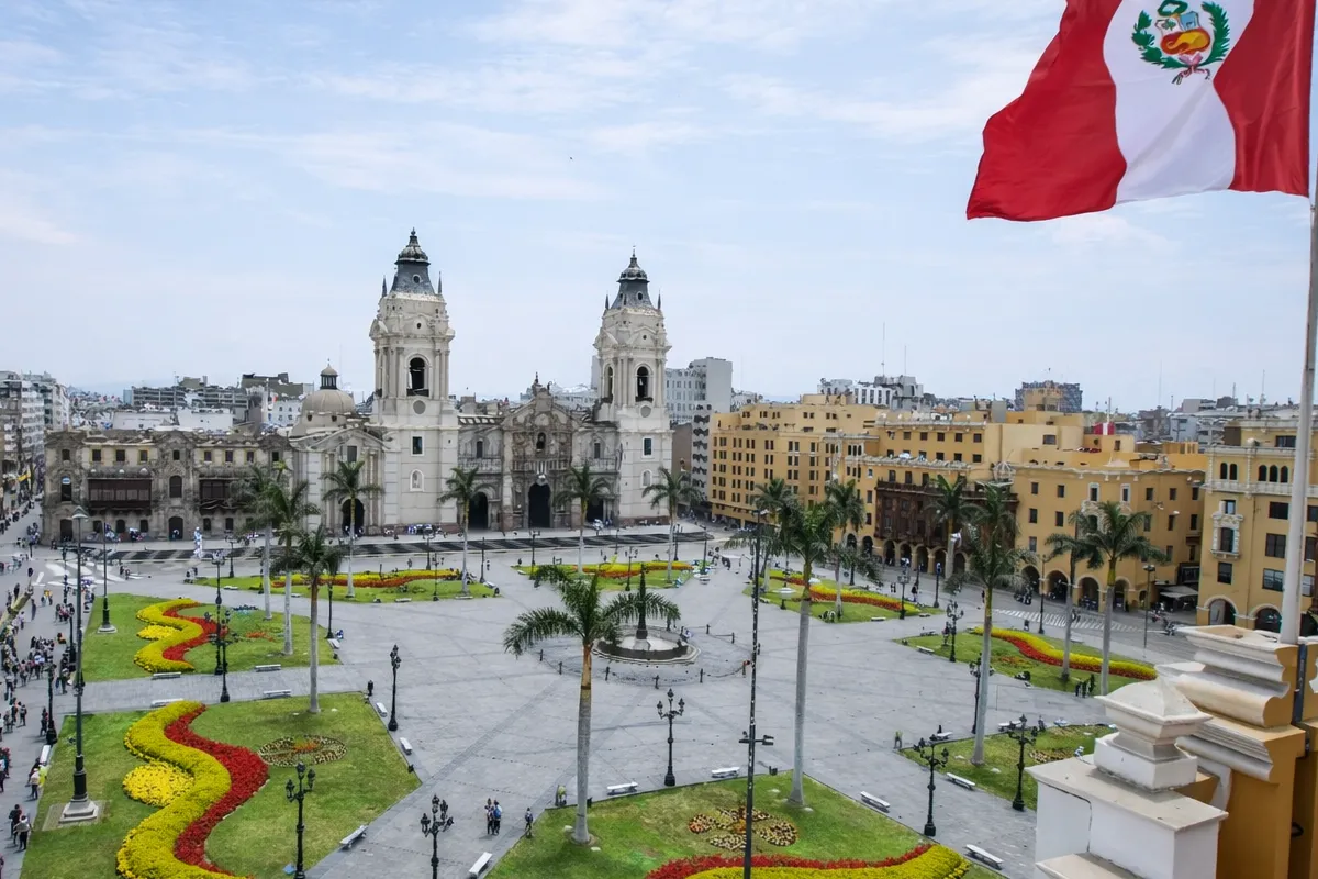 Plaza Mayor, Catedral de Lima, bandera del Perú, centro histórico de Lima, Perú