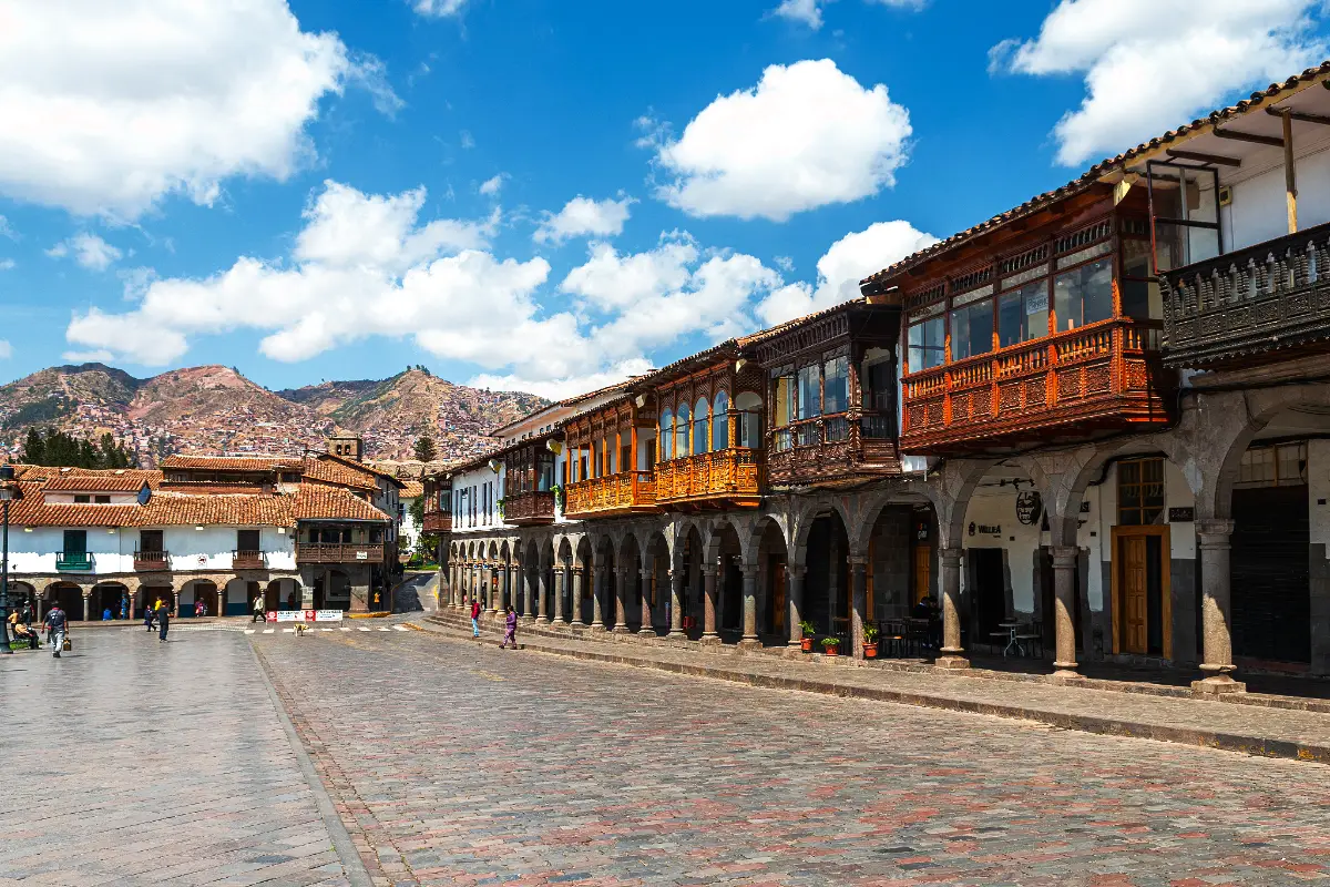 Portales y balcones de la Plaza de Armas | Trekero