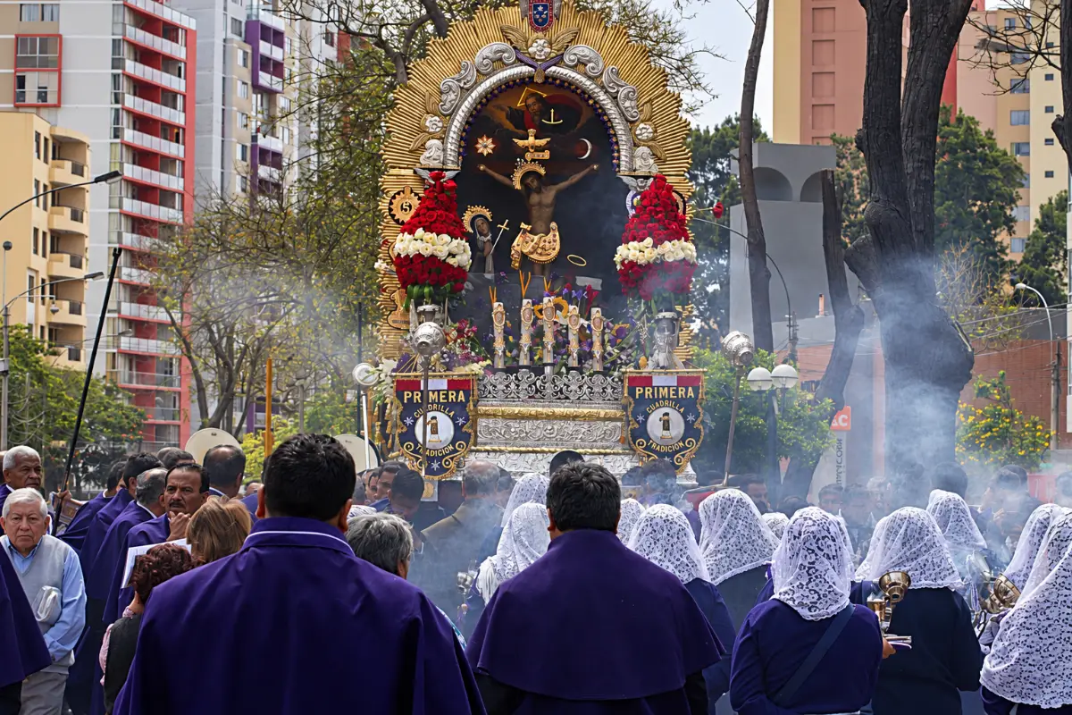 Cristo de Pachacamilla en procesión | Trekero