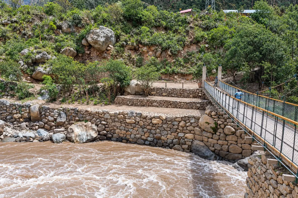 Puente de acceso a Qoriwayrachina | Trekero