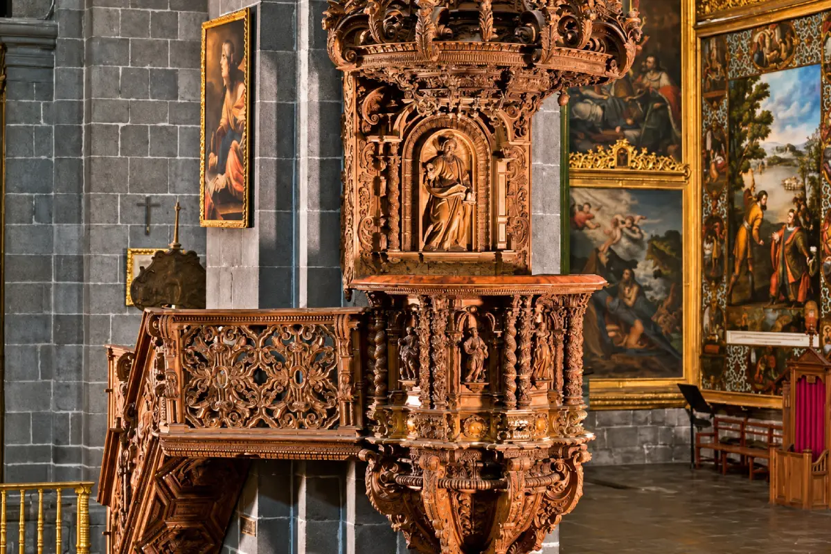 Púlpito barroco de la Catedral del Cusco con columnas salomónicas, esculturas de los evangelistas y un tornavoz de madera tallada